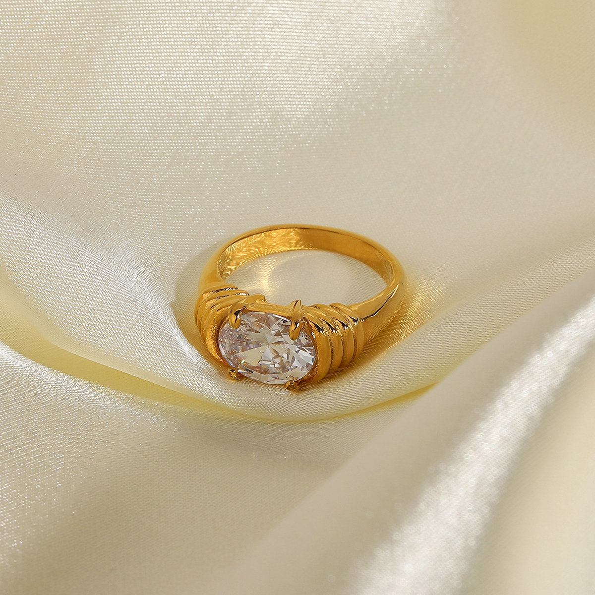 Piuma Zircon Band Ring — view 4