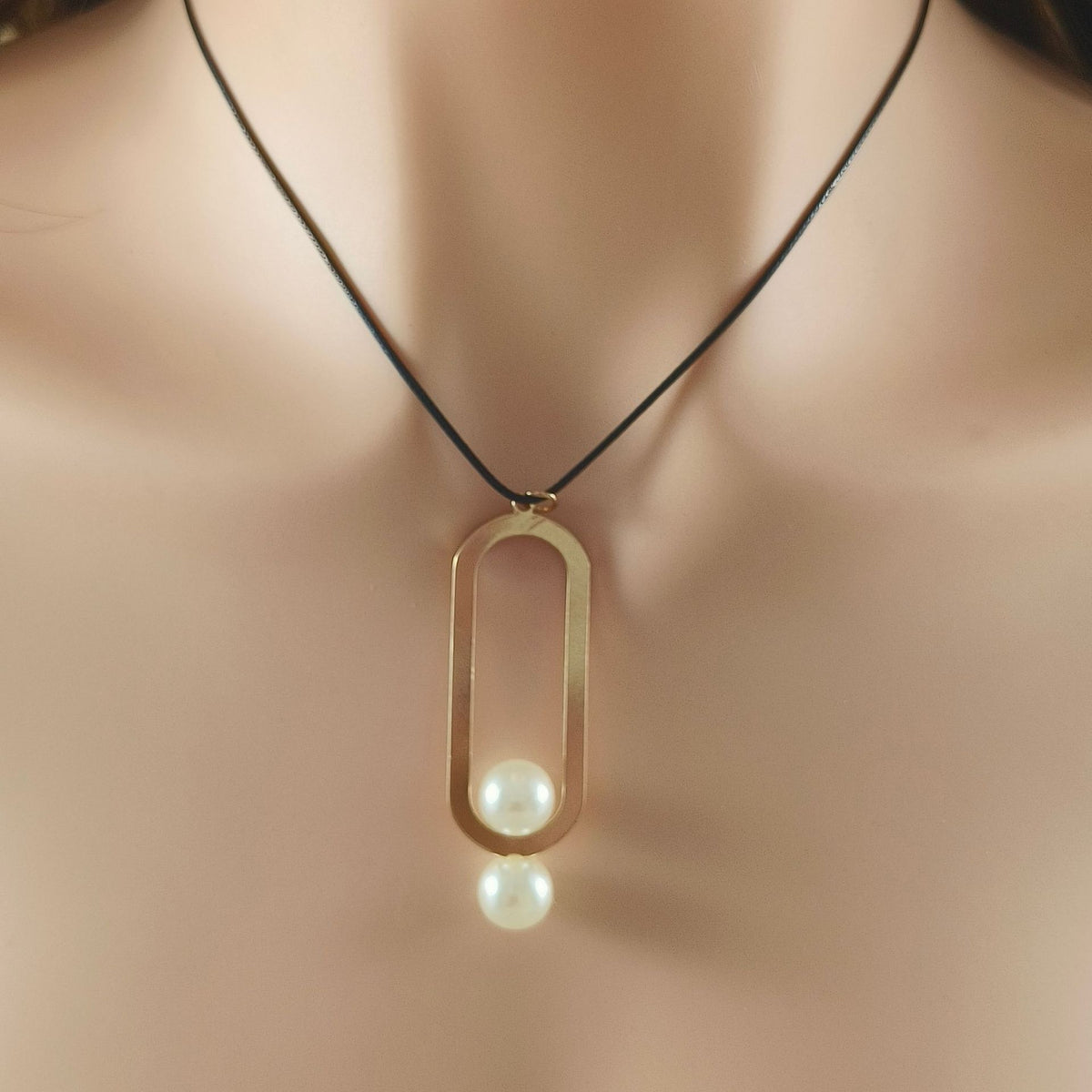 Sole Oval Pearl Pendant Necklace — view 2