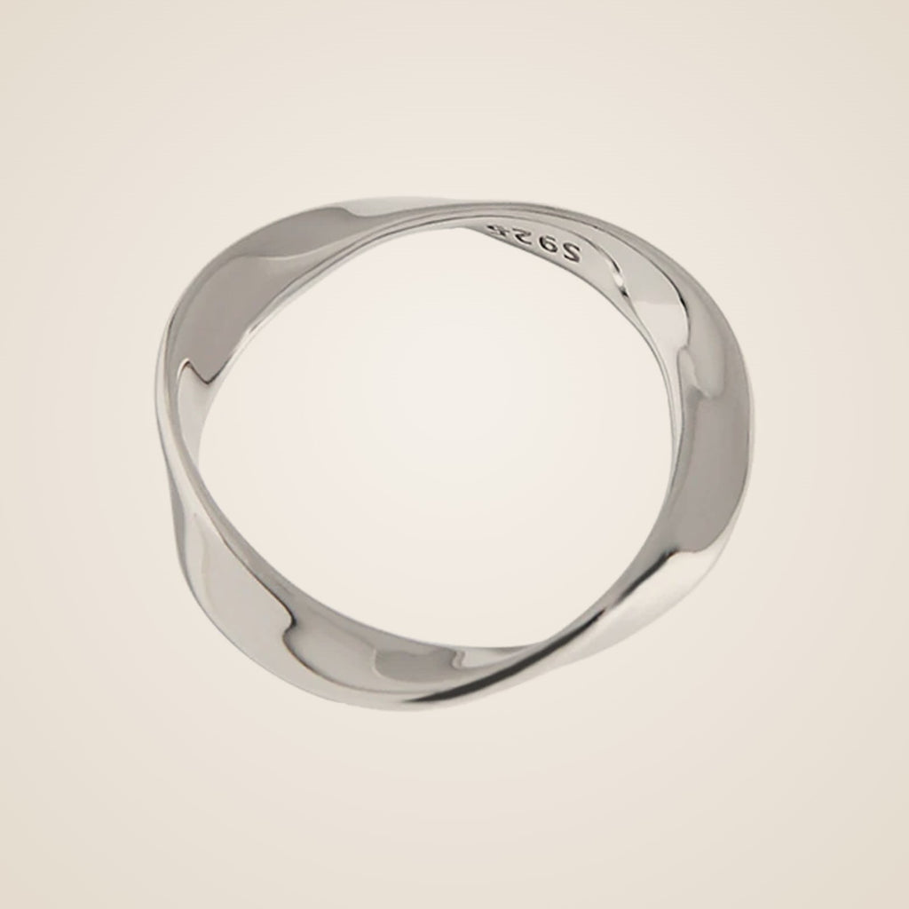 Maia Möbius Twist Ring