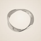Maia Möbius Twist Ring