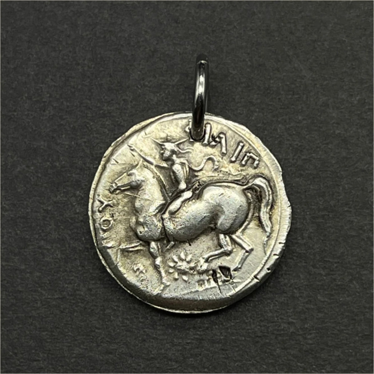 Pendente moneta cavaliere Theo — vista 2